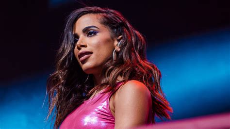 anita desnuda|Anitta posó sin ropa interior y elevó la temperatura en